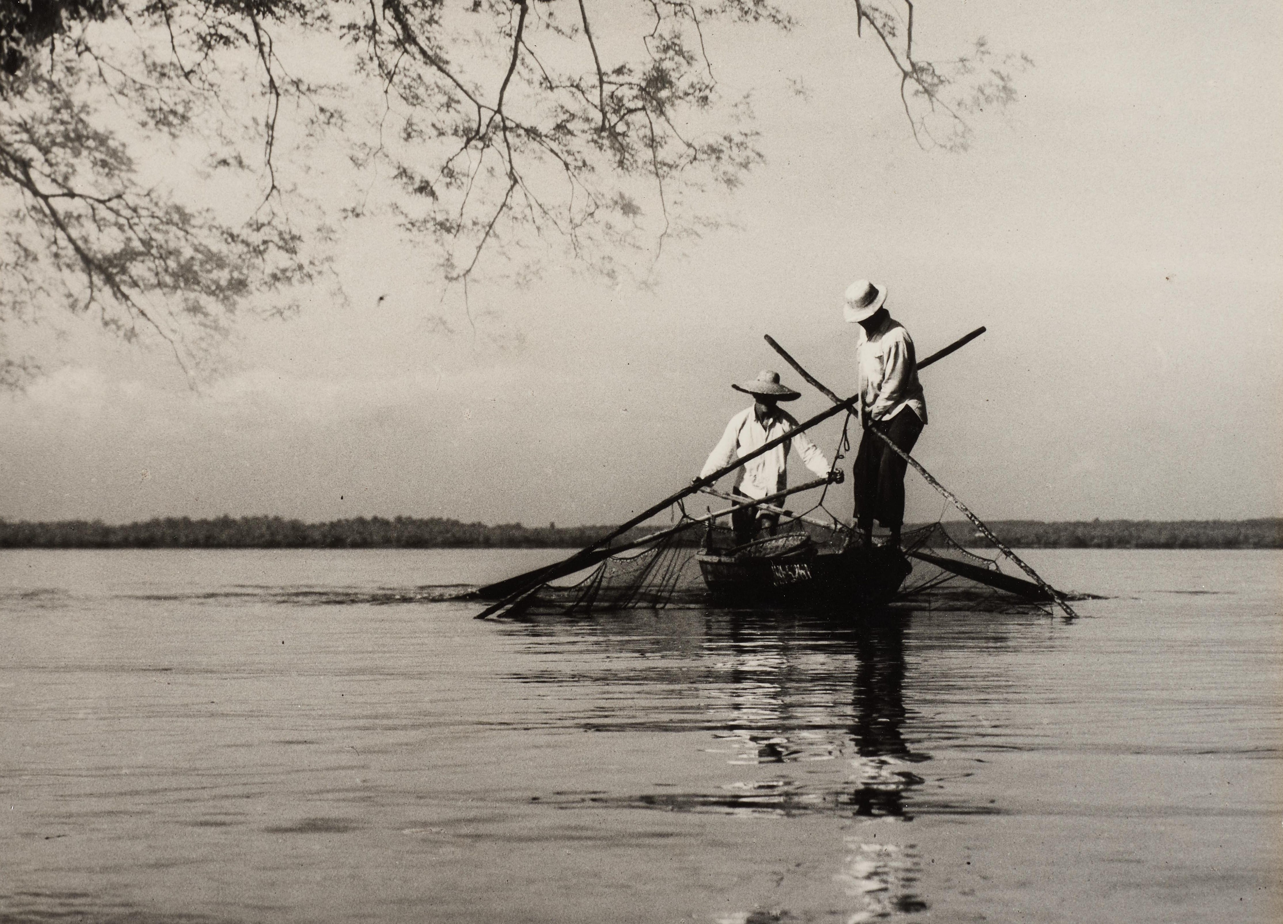 “Scooping for Shrimps” by Ong Seng Chew (undated). Silver gelatin print, 40.6 × 30.5 cm. Gift of the artist. Collection of National Gallery Singapore. Courtesy of National Heritage Board.